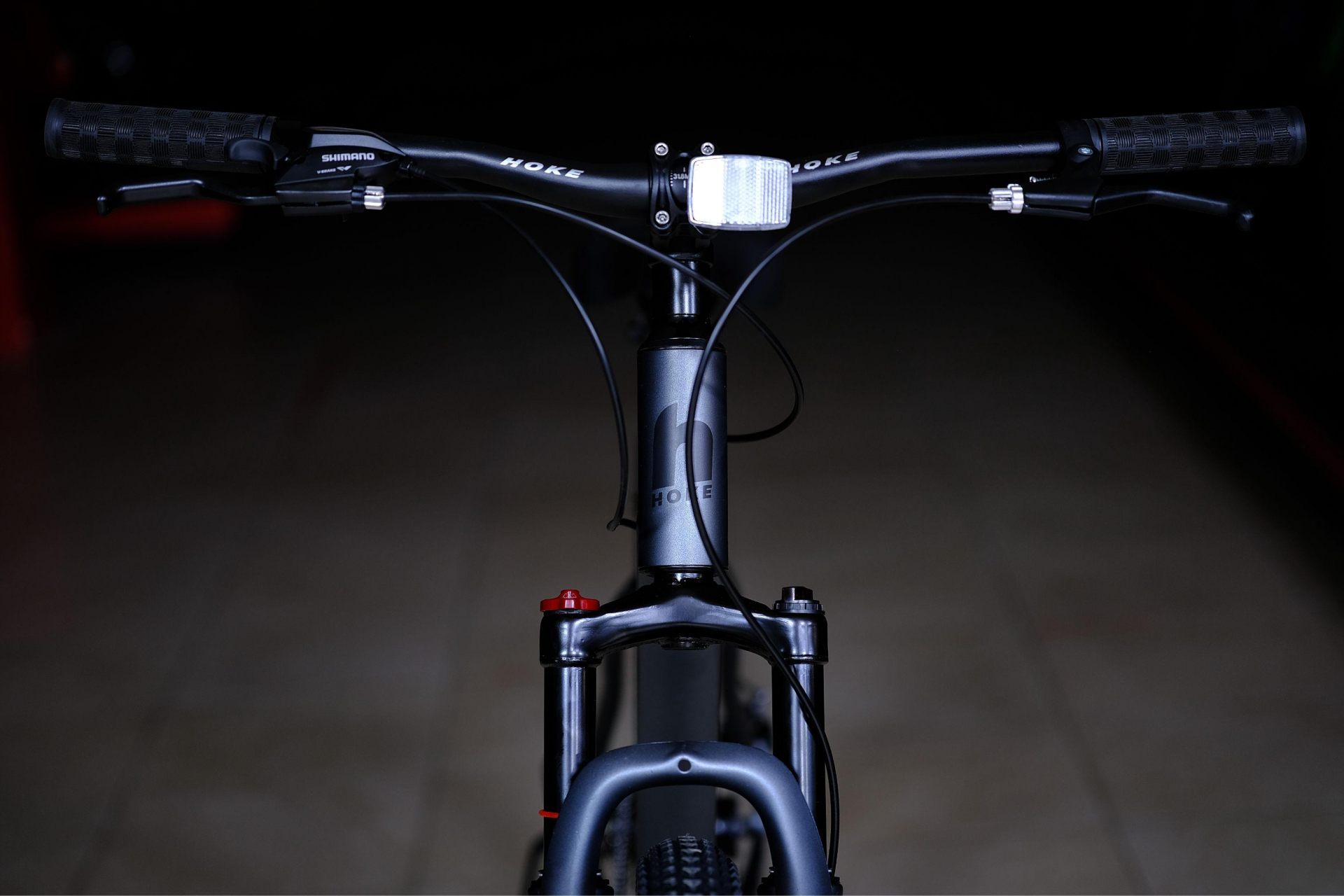 Вилка амортизационная пружинная 80mm с функцией регулировки и блокировки хода
 HOKE ONE WAY 27,5 матовый серый