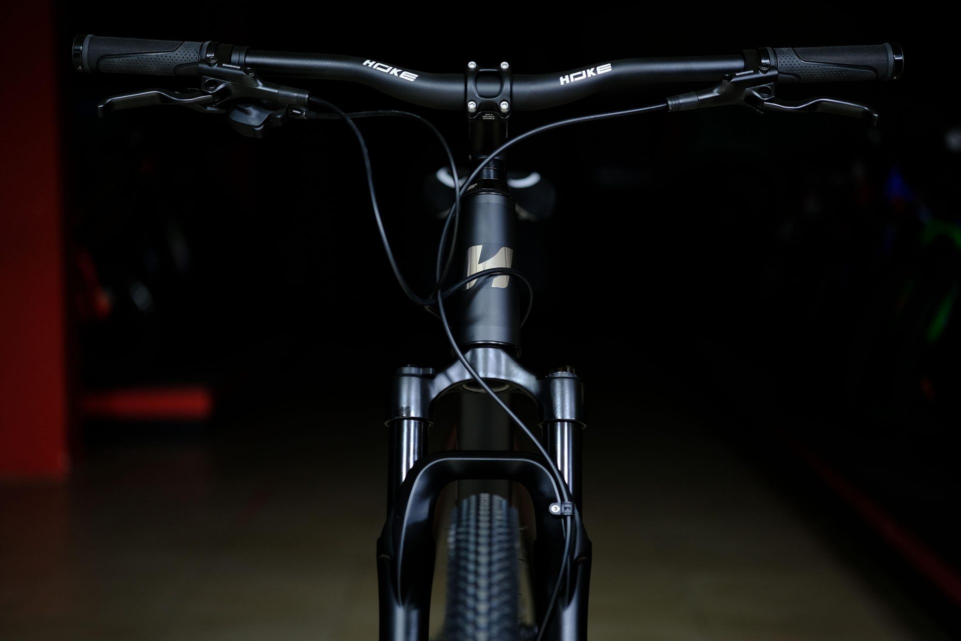 Вилка амортизационная Boost GTMRK 368 TA HLO под ось 15mm
 HOKE 9 Way 29 HD матовый чёрный 21